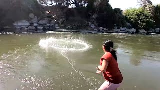 Así PESCA con ATARRAYA esta Chica  Pesca de Camarón y Lisa [upl. by Htessil]