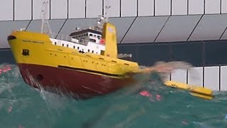 RC Offshore Tug in BIG WAVES  HAPPY HUNTER  Piratenmeer Büsum [upl. by Senoj581]