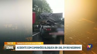 Acidente entre caminhões bloqueia BR280 em Rio Negrinho trânsito no siga e pare [upl. by Ytnom]