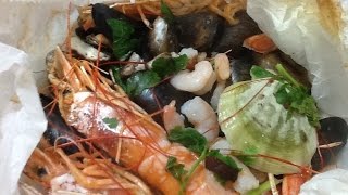 Cartoccio con frutti di mare e funghi porcini Monopoli Puglia Italia [upl. by Betsy]