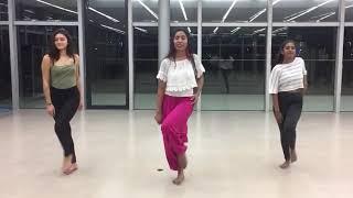 Cours de danse indienne bollywood à paris Tu cheez badi  simple steps [upl. by Ayocal]