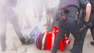 Cargas policiales contra los bomberos en el Parlament de Catalunya [upl. by Lidah762]