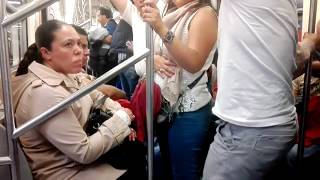 EL METRO EN CDMX Viajar en horas pico y a todas horas [upl. by Garap]