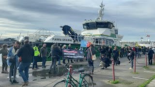 A SaintMalo mobilisation contre un chalutier quotmonstrueuxquot  AFP Images [upl. by Yeldua]