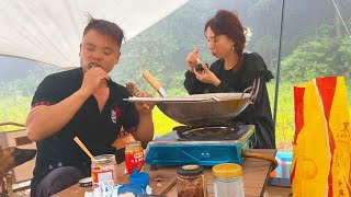 两夫妻大山放牛搞的跟逃难似的，整上一只鸭犒劳自己媳妇干十碗饭 [upl. by Eulalie940]