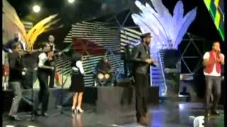 Juan Luis Guerra y Romeo Santos interpretan Frio Frio en los Premios Billboard 2013 [upl. by Enyaz]