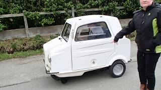 Deux amis pilotent la MiniComtesse microcar  Two friends in the Mini Comtesse smallest car [upl. by Ahsienor856]