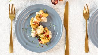 Recette – Noix de SaintJacques chips de panais et purée de topinambours  Colruyt [upl. by Simmie]