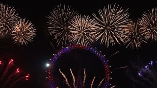 Des feux dartifice à travers le monde pour fêter 2017 [upl. by Hairahcaz494]