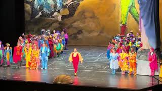 Sänger und Chor zeigen sich nach der Vorstellung von quotCarmenquot in der Hamburgischen Staatsoper [upl. by Tallbot]