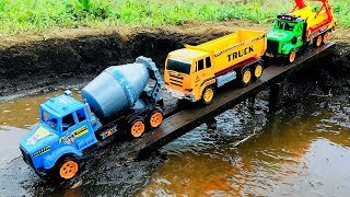 Carros Infantiles que Chocan  Coches y Camiones Caen al Rio  Videos para Niños [upl. by Arua]