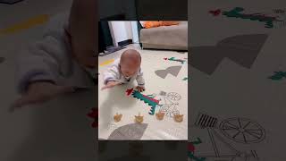 Chọn núm nào giờ nhỉ baby embecuoi babypictures cutebaby cutenewborn funny newbornbaby [upl. by Enalb]