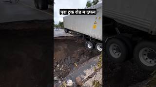 Pura Truck Girte Girte Bach Gya  Heavy Truck Driver Bahut Khatarnaak Landside  Pahadi Hills [upl. by Alyakim]