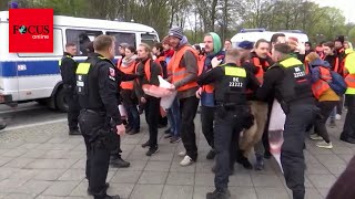 „Hier klebt sich keiner fest“ Polizei greift gegen KlimaKleber durch [upl. by Ytsim282]