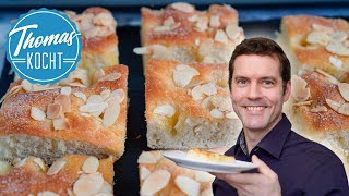 Saftiger Butterkuchen  einfacher Blechkuchen ohne Küchenmaschine  Thomas kocht [upl. by Atnauq]