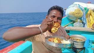 கடலில் உயிருடன் பிடித்து சமைத்த செம்பராமீன் பண்ணிமீன் குழம்புLIVE FISH GRAVY IN MIDDLE SEA [upl. by Azila]