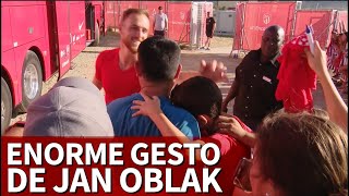 Atlético  Oblak cada vez más líderdetallazo con este niño  Diario AS [upl. by Onimixam]