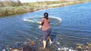 Esta CHICA Tira la ATARRAYA al agua y mira la Gran Sorpresa que se LLEVÓ en un Solo Tiro [upl. by Amos]