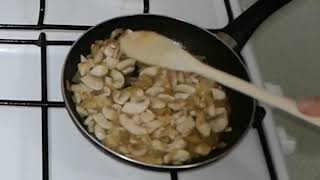 صلصة الفطر اللذيذة  كريميه و رائعة mushrooms sauce recipe [upl. by Rihana]