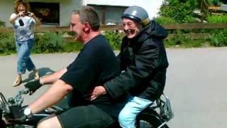 Meine Oma fährt im Hühnerstall Motorrad  und das mit über 100 Jahren [upl. by Lukasz]