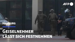 Geiselnehmer von Hamburg lässt sich festnehmen  AFP [upl. by Lacym560]