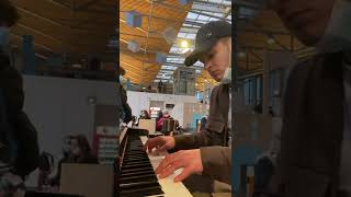 Un pianiste rencontre une accordéoniste dans une gare moment incroyable [upl. by Janeva811]