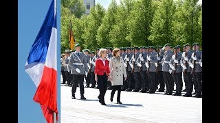 Militärische Ehren  Frankreichs Verteidigungsministerin Florence Parly [upl. by Damales]