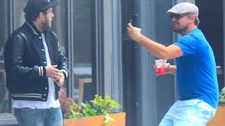 Leonardo DiCaprio joue au paparazzi et surprend Pal Jonah Hill [upl. by Oirretno642]