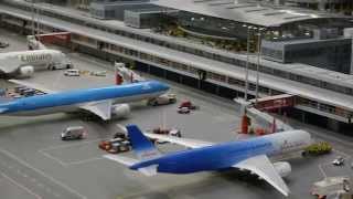 Miniatur Wunderland Hamburg  Flughafen Knuffingen [upl. by Enylorac]