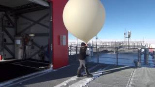 Meteorologie an der NeumayerStation III Der Start einer Radiosonde [upl. by Ecinahs]