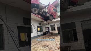 Thanh Niên Choáng Váng Phát Hiện Chiếc Container Khổng Lồ Nằm Trên Nóc Nhà funny funnyvideos [upl. by Peadar]