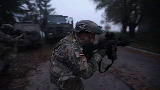 Militārās policijas karavīri trenējas kaujai apbūvētā vietā [upl. by Ahteres]