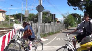 Passaggio a livello di via Ospedale  Cervia doppio transito  Level Crossing  Planovergang [upl. by Frick]