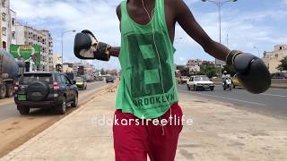 CAMERA CACHÉE  Un Boxeur Fou Dans les Rues de Dakar [upl. by Eittah]