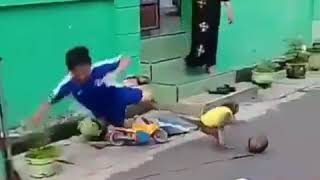 VIRAL topeng monyet ini nabrak anak kecil [upl. by Naenaj239]