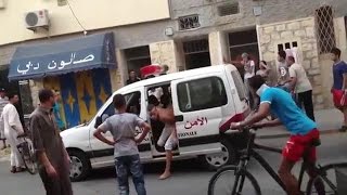 شاهد لحظة هروب مشرمل من سيارة الشرطة في المغرب هههههههه police marocain [upl. by Ynalem]