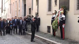 Moro Grasso e Raggi depongono corona in via Caetani [upl. by Martella]