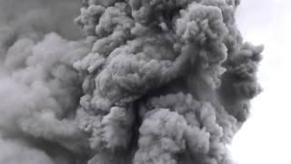 VOLCAN EN ÉRUPTION LE YASUR VOLCAN ACTIF AU VANUATU [upl. by Eibocaj]