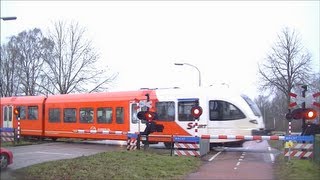 Spoorwegovergang Aalten  Dutch railroad crossing [upl. by Assillim]