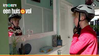 Maarten en Tijmen Blom pakken de fiets naar familieweekend  Een huis vol  KRONCRV [upl. by Livvie]