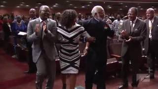 West Angeles COGIC Praise Break Angela Bassett amp Courtney B Vance Praising the Lord HD 2016 [upl. by Ibrik]