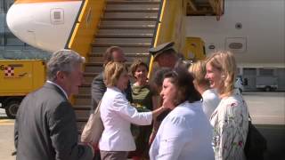 Bundespräsident Joachim Gauck landet in Salzburg [upl. by Eniawtna511]