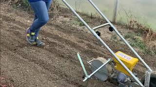 🌾Seminatrice ManualeManual seeder🌾 [upl. by Neron]