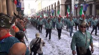 Miracolo a Torino durante ladunata gli alpini sfilano e cade la neve [upl. by Fidole]