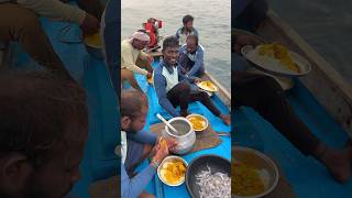 నడి సముద్రంలో తప్ప మీద అన్నం ఎలా తింటారు  How Do You Sea Boat food eting sivaram seafood fish [upl. by Annadal]