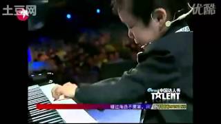 Cute 4yearold boy play the piano and sing with a immature voice on Chinas Got Talent [upl. by Solrac]