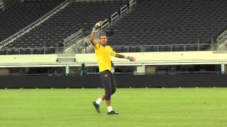 Barcelonas keeper hits scoreboard at Cowboy StadiumValdes le pega a la pantalla del Cowboy Stadium [upl. by Bendite]