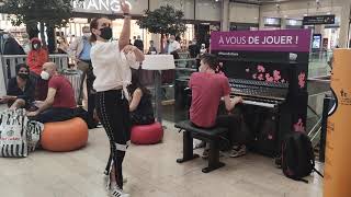 Quand un pianiste rencontre une danseuse à la gare de lEst [upl. by Ingunna]