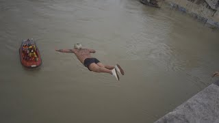 CORONAVIRUS tuffo di Mister ok nel Tevere  Roma [upl. by Sergio]