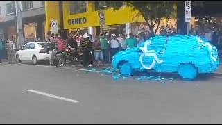 Homem estaciona em vaga de deficiente e tem carro adesivado em protesto no Paraná [upl. by Tiossem]